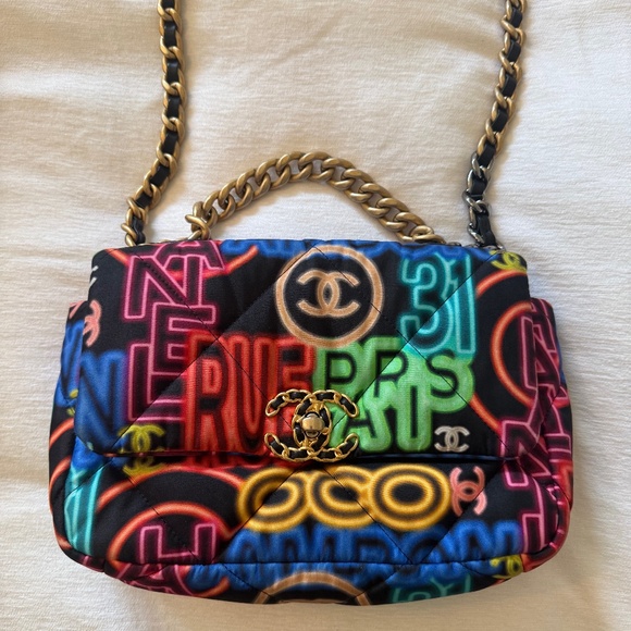 CHANEL 19 MEDIUM GRAFFITI FLAP BAG - Picture 2 of 9